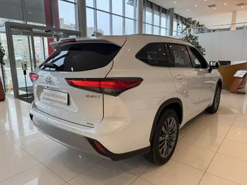 Купить Toyota Highlander, IV (XU70) Белый 2.0 AT (248 л.с.) 4WD от 6050000 ₽. в Саратове